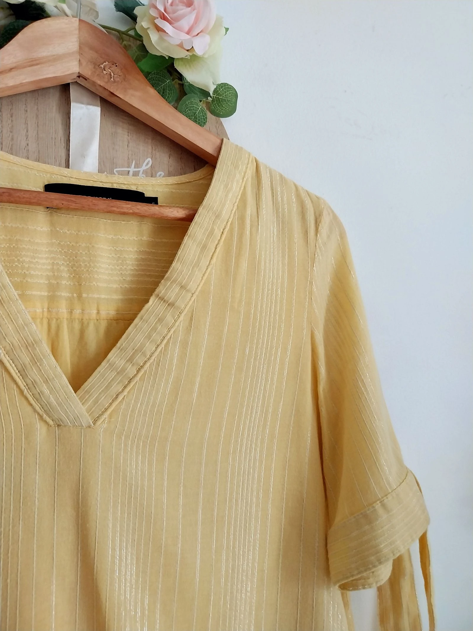 Blusa amarilla paja con rayas finas nacaradas y brillantes Vero Moda Talla 36 – photo 4